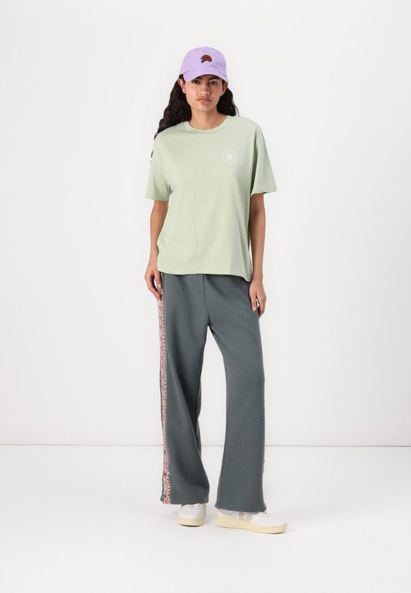 PARADISE CALLING TEE - Print T-shirt - pistachio2