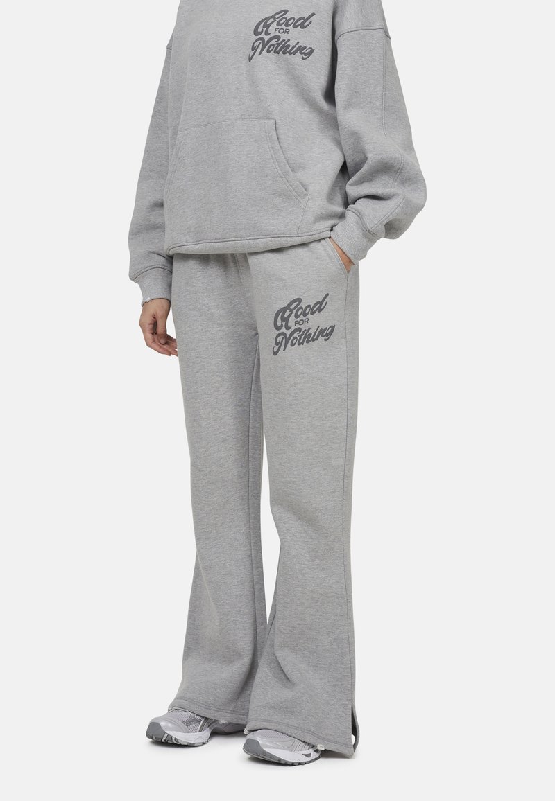 Grau Sweatshirt- und Sweatpants-Set mit dem Aufdruck "Good for Nothing" in Schwarz. Das Material ist weich, im lässigen Schnitt und mit seitlichen Taschen.