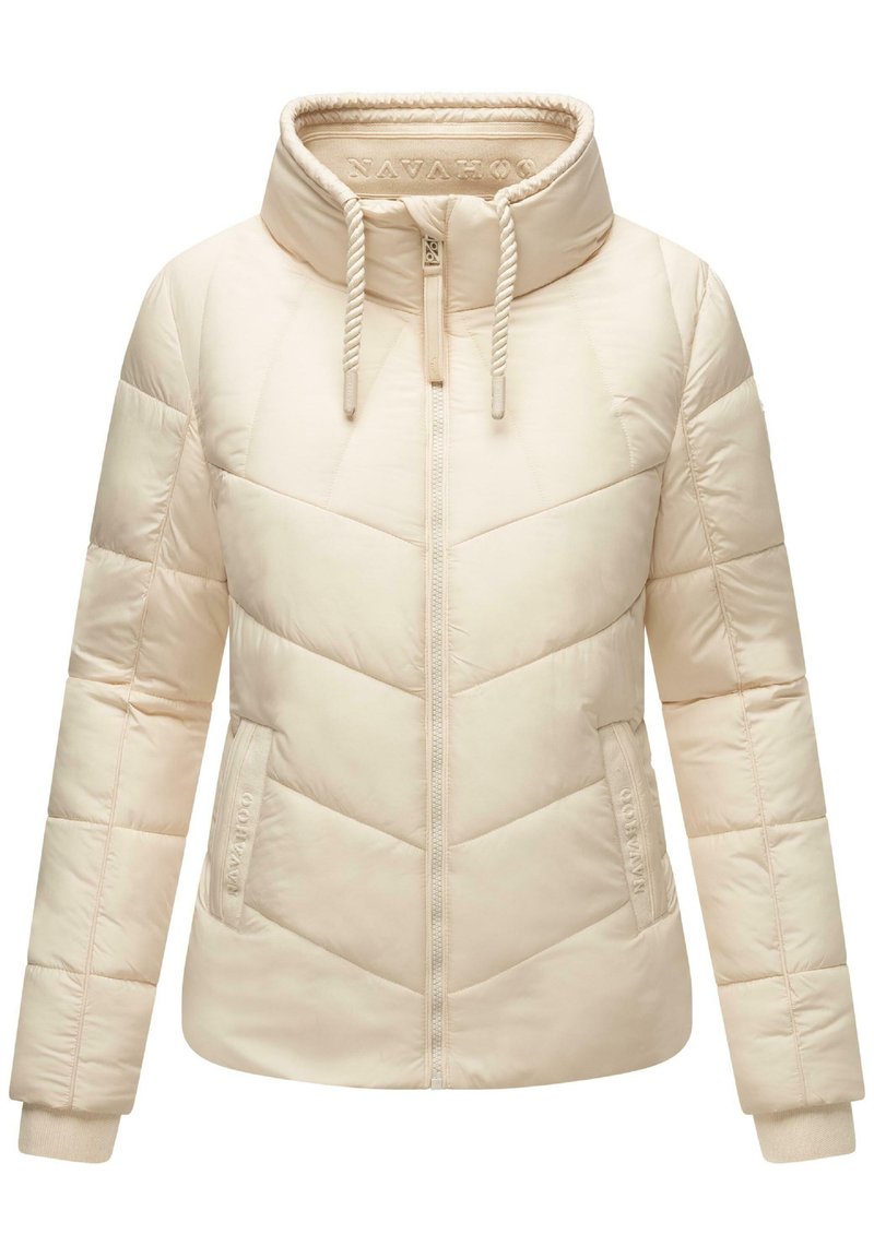 Doudoune beige avec un col haut, fermeture éclair, motif en chevron matelassé et poches latérales. Comprend des poignets élastiques et un détail de logo.