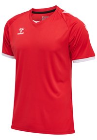 Röd sporttröja i lättviktsmaterial. Har rundad halsringning, korta ärmar med vita detaljer och en logotyp på framsidan.