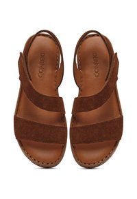 Bruine sandalen met zachte suède bandjes en een glad leren voetbed, voorzien van zichtbare stikseldetails en een plat zoolontwerp.