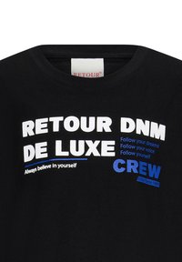Schwarzes Baumwoll-T-Shirt mit auffälligem weißen und blauen Text: "RETROUR DNM DE LUXE CREW", mit motivierenden Sprüchen und einem Etikett am Kragen.