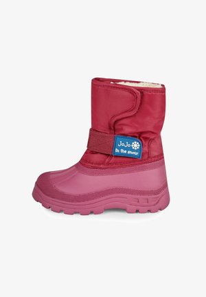 Botte de neige isolée rouge pour enfants avec semelle en caoutchouc, sangle réglable et étiquette indiquant "JoJo dans la neige" avec icône de flocon de neige.