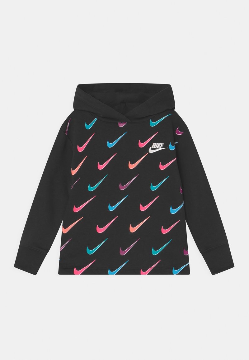 Mustat hupparit, joissa on toistuva malli Nike-swooshista vaaleanpunaisissa, sinisissä ja purppuran sävyissä. Yhdessä valkoinen Nike-logo rintavaliota.