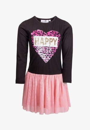 Zwarte jurk met lange mouwen, bedrukt met een roze pailletten hart en de tekst "HAPPY", voorzien van een roze tulen rok en een geplooide taille.