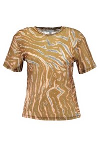 Camiseta de manga corta marrón con un patrón abstracto de olas en naranja y azul, cuello redondo y material de algodón suave.