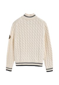 Krämfärgad stickad tröja med ett kabelmönster, ribbat halsband och ärmslut med kontrasterande mörka ränder. Inga framsidelement synliga.