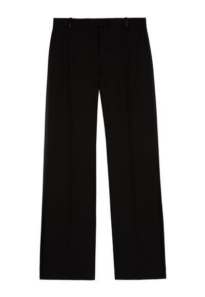 Zwarte broek met een rechte pijp, gemaakt van gladde stof, met een platte tailleband en riemlussen voor een sluiting.