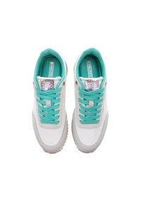 Baskets de sport blanches avec des lacets et des accents turquoise, dotées d'une languette en argent texturée, d'un dessus lisse et d'une semelle en caoutchouc.