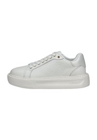 Sneaker bianche basse con suola spessa, chiusura con lacci frontale, logo impresso su un lato e colletto imbottito sul tallone.