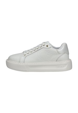 Sneakers bajos blancos con suela gruesa, cordones en la parte delantera, logo embosado en el lateral y collarín acolchado en el talón.