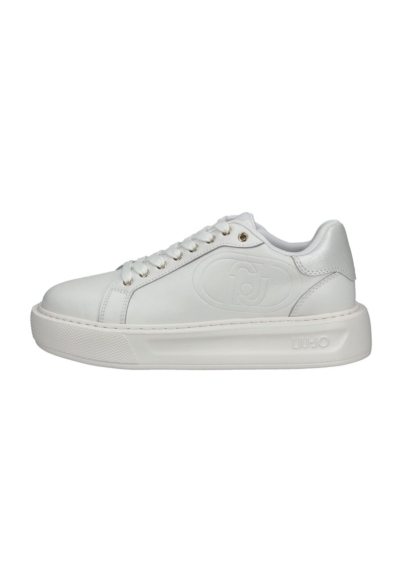 Sneaker bianche basse con suola spessa, chiusura con lacci frontale, logo impresso su un lato e colletto imbottito sul tallone.