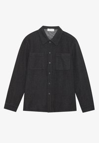 Camisa gris oscuro hecha de tejido texturizado, con cuello tipo punta, cierre de botones al frente y dos bolsillos en el pecho. Mangas largas con puños abotonados.