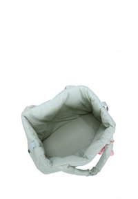 Sac fourre-tout matelassé vert, texture douce, forme rectangulaire, avec des accents rose clair, un large haut ouvert et des poignées doubles de chaque côté.