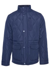 Marineblå quilted jakke med høj krave, frontknaplukning, to sidelommer og en lodret lynlåslomme på brystet. Glat tekstur.