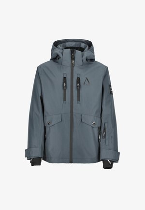 Børne skioutfit med en mørkeblå vandtæt jakke med flere lommer, sorte skibukser, sorte handsker og skibriller med spejlglas.