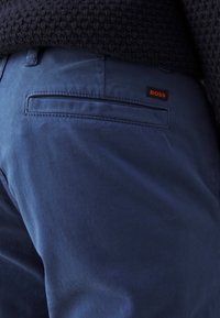 BOSS CHINO - Vászonnadrágok - navy