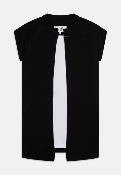 Must have lühikeste varrukatega must topp, millel on valge keskpaneel ja avatud esiosa disain. Valmistatud siledast kangast, omab see lihtsat ja modernset siluetti.