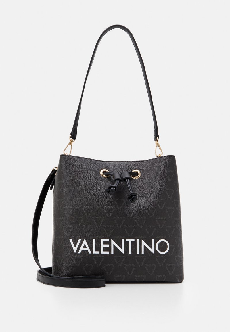 Borsa a secchiello nera con motivo geometrico e logo. Caratterizzata da hardware dorato, chiusura a coulisse e tracolla regolabile. Texture liscia.