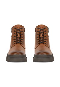Hnedé kožené členkové topánky s tmavými šnúrkami, polstrovaným golierom a gumovou podrážkou. Majú hladkú textúru a minimálne šitie.