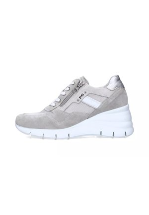 Sneaker grigia chiara con materiali in suede e mesh, dettagli bianchi, una cerniera laterale e una spessa suola a cuneo bianca.