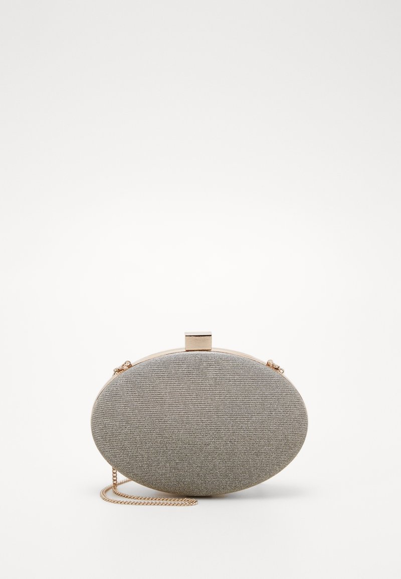 Pochette ovale en tissu gris avec un fermoir doré et une fine chaîne dorée sur fond blanc.