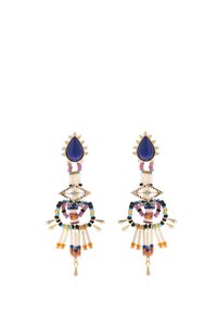 Boucles d'oreilles en forme de chandelier en ton or, présentant une gemme en forme de goutte d'eau bleue, des accents de perles colorées et des designs en métal superposés disposés en forme de cascade.