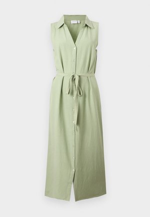 Vestido midi sin mangas de color verde pálido con botones, cuello y cinturón de tela atado a la cintura, dobladillo recto con abertura frontal.