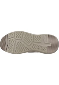 Sole di una sneaker con un design in gomma testurizzata caratterizzata da motivi a zigzag, colore beige chiaro e strisce marroni lungo il bordo.