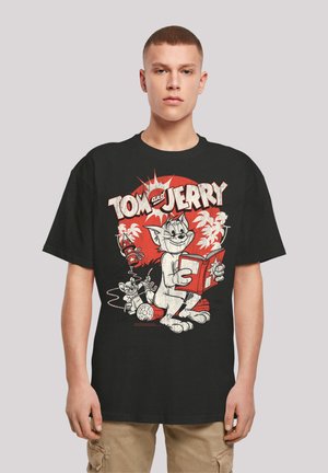 Schwarzes Baumwoll-T-Shirt mit einem Vintage-"Tom und Jerry"-Grafikdruck in Rot und Weiß, der die Cartoonfiguren und verspielte Details zeigt.