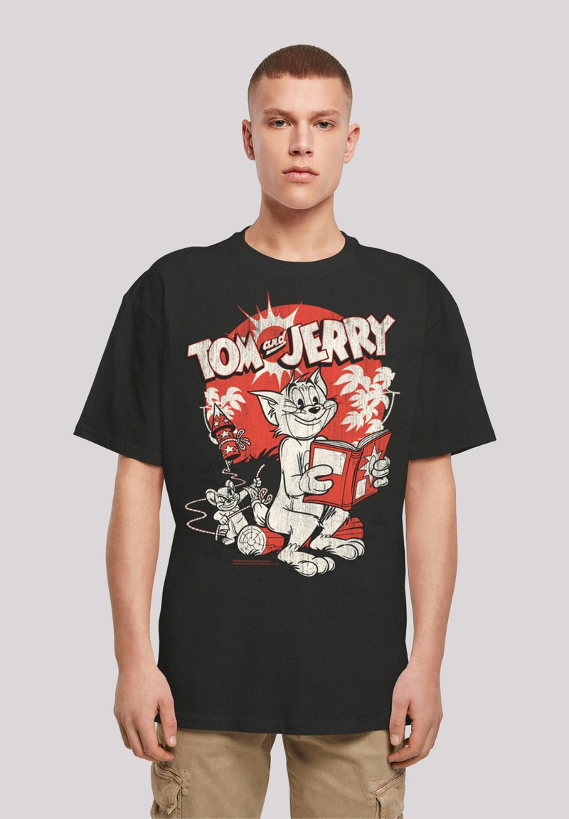 Svart bomulls t-skjorte med vintage "Tom and Jerry" grafisk trykk i rødt og hvitt, som viser tegneseriefigurer og lekne detaljer.