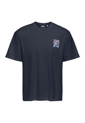 T-shirt bleu marine à manches courtes avec un petit motif abstrait de fleurs et de vagues en blanc et bleu clair sur la poitrine gauche.