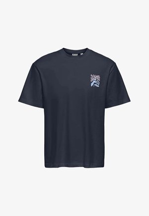 T-shirt bleu marine à manches courtes avec un petit motif abstrait de fleurs et de vagues en blanc et bleu clair sur la poitrine gauche.