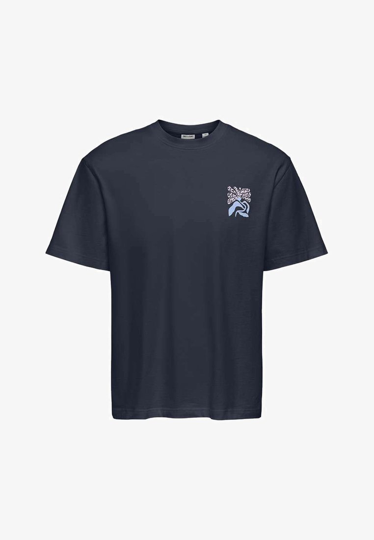 T-shirt bleu marine à manches courtes avec un petit motif abstrait de fleurs et de vagues en blanc et bleu clair sur la poitrine gauche.