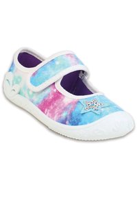 Multikleurige stof Mary Jane-schoen met een blauw en roze tie-dye patroon, klittenbandsluiting en een zilveren steraccent op de teen. Witte zool.