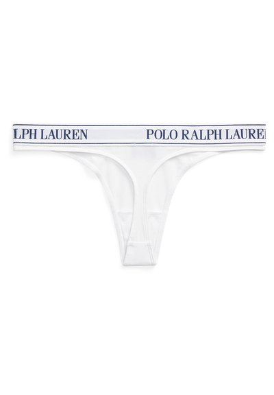 Balts stringi ar mīkstu tekstūru un plašu tumši zilu logotipa jostu, uz kuras ir izveidots uzraksts "POLO RALPH LAUREN" treknrakstā.