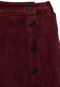Bordowa spódnica z korduroju z pionowymi prążkami, wysoki stan oraz pięcioma czarnymi guzikami z przodu jako zapięcie.