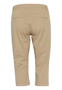 Beige beskurna byxor med bältesömmar, två bakfickor och stickade sömmar, visade bakifrån mot en vit bakgrund.