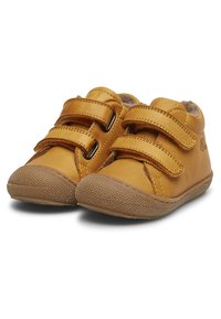 Bruine leren peuterschoenen met twee verstelbare klittenbandsluitingen, getextureerde rubberen zolen, ronde neus en een zachte voering voor comfort.