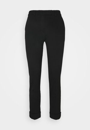 Czarne spodnie o prostych nogawkach z mankietami, szlufkami na pasek i ukrytym zapięciem z przodu na jednolitym jasnym tle.