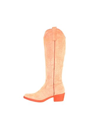 Botte montante en daim rose avec un bout pointu, un talon bloc orange, et des détails texturés le long de la tige. Conçue pour un port à la mode.