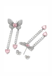 Orecchini a forma di farfalla in argento con pietre a forma di cuore rosa, caratterizzati da dettagli in strass e catene allungate, creando un effetto pendente.