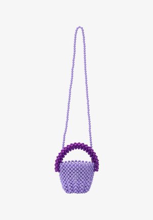 Lila gyöngyös kézitáska kerek fogantyúval, különböző árnyalatú lila gyöngyökkel, textúrázott felülettel és hosszú pánttal vállra akasztáshoz.