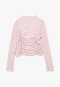Top de manga larga rosa hecho de una tela texturizada con patrones florales, que presenta detalles fruncidos a lo largo de los lados y un cuello alto.