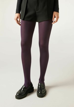 Fialové punčocháče vyrobené z hladkého, elastického materiálu, kombinované s černými polobotkami. Design je přiléhavý od pasu po kotník.