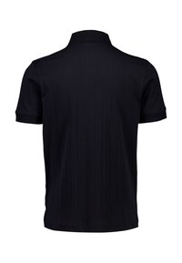 Polo nera con texture a coste, righe verticali, maniche corte e colletto classico. Tessuto liscio senza ornamenti.