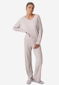 Světlounce šedý set pohodlného oblečení s dlouhým rukávem a výstřihem do V, volně střižené kalhoty z měkké látky, s žebrovanou strukturou a širokými rukávy.