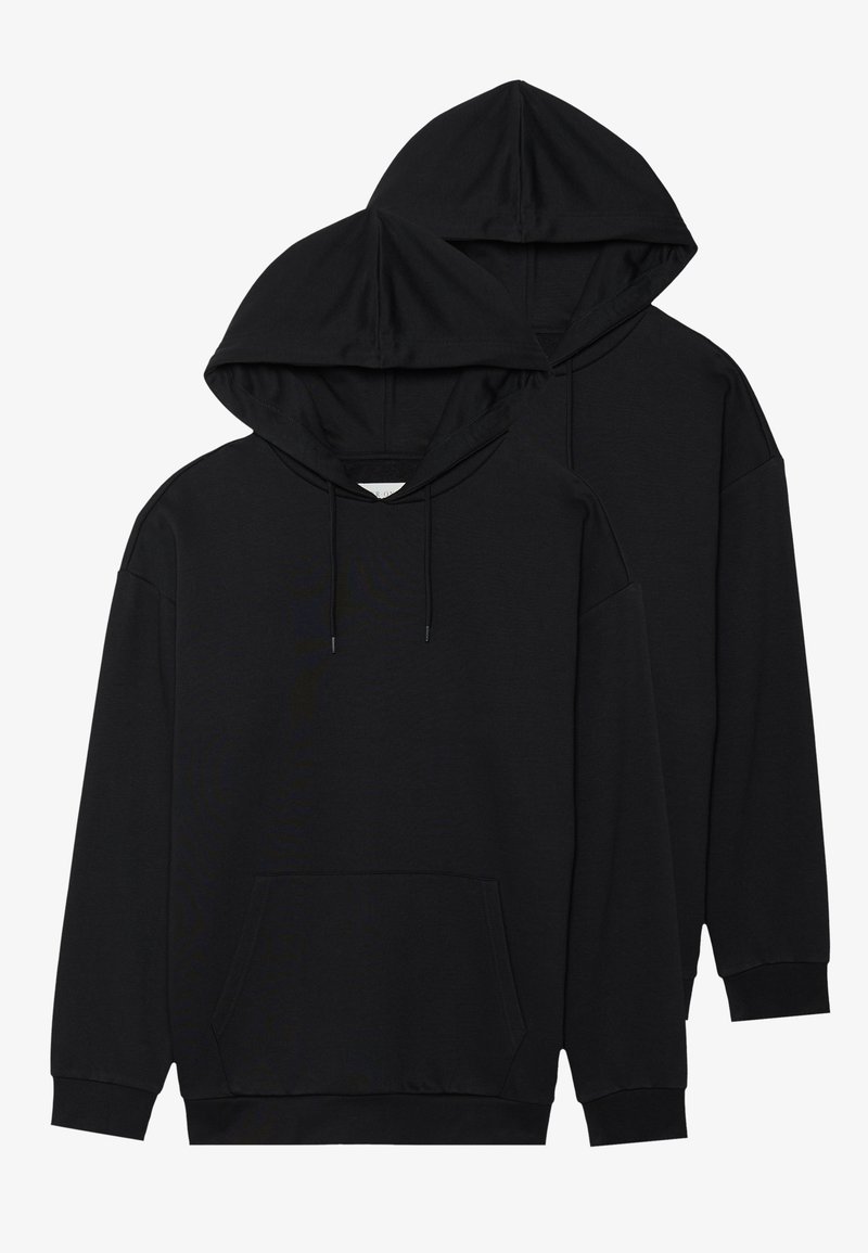 Crne dukserice s kapuljačom, dugim rukavima, prednjim džepom, kapuljačom s vezicom i mekim materijalom. Dvije su složene, pokazujući jednak dizajn.