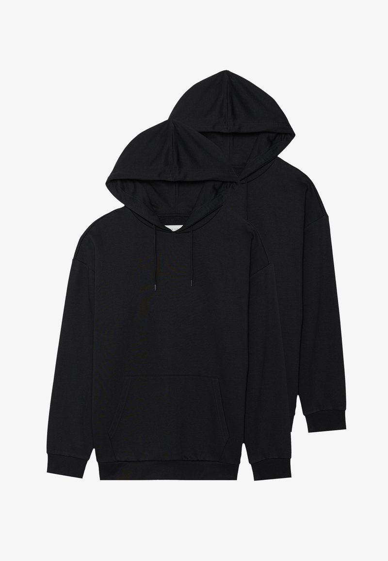 Crne dukserice s kapuljačom, dugim rukavima, prednjim džepom, kapuljačom s vezicom i mekim materijalom. Dvije su složene, pokazujući jednak dizajn.