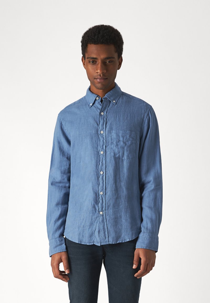 Himmelblaues, langärmliges Hemd mit Knopfleiste aus strukturiertem Stoff, ausgestattet mit einer Brusttasche, spitzem Kragen und weißen Knöpfen.